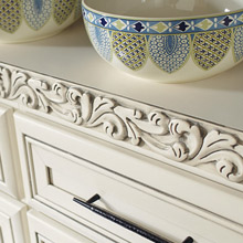 Acanthus insert moulding on off white cabinets