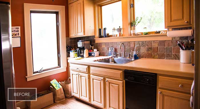 Small kitchen before being renovated>